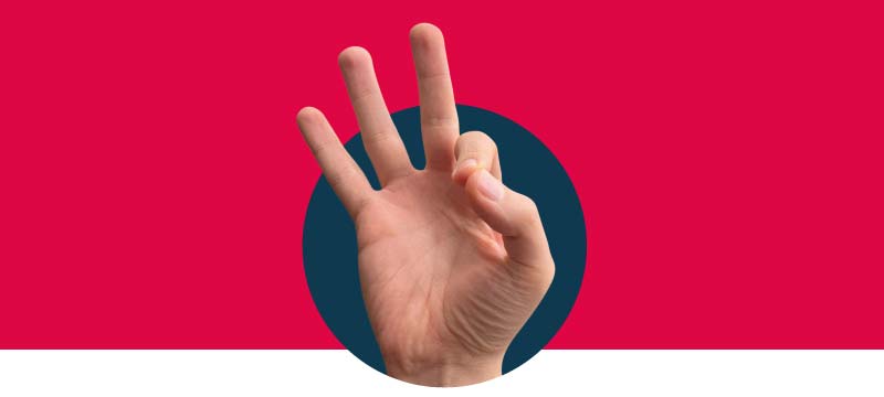 Contando tres dedos en la mano. Una imagen de tres dedos sobre un fondo rojo.